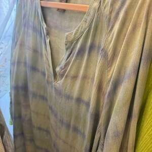 Chico's Womens Top Blouse Blue Tie Dye Print Roll tab Sleeve Size 2 Large
